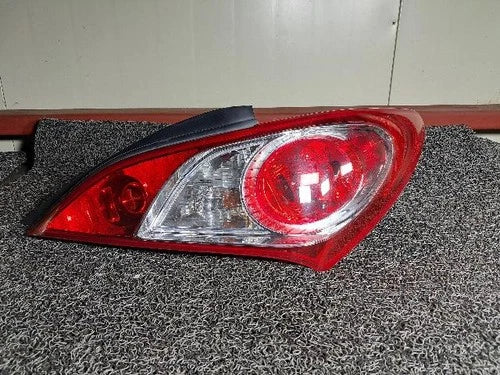Right rear combination tail light assembly OEM 92402 2M000 compatible with Hyundai Genesis Coupe 2009