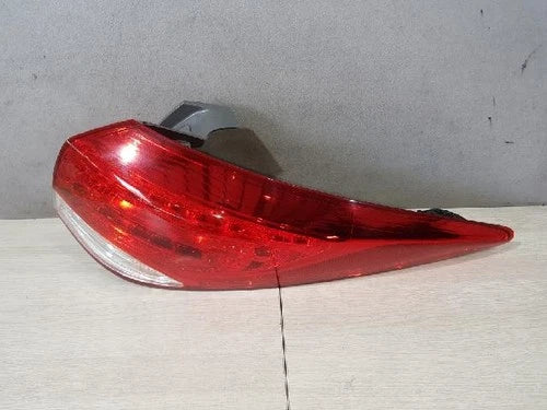 Right outer rear tail light assembly compatible with Hyundai i40 2012, genuine OEM replacement part 924023Z010
