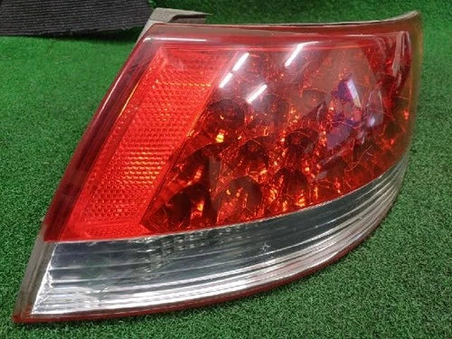 Right rear combination tail light assembly compatible with Hyundai Azera 2006, genuine OEM replacement part 92402 3L001