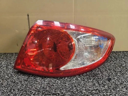 Rear combination tail light assembly (right) compatible with Hyundai Santa Fe 2009, OEM 92402 2B000