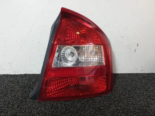 Conjunto de luz trasera / calavera combinada derecha Kia 2006 OEM 92402 2F100