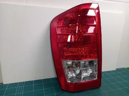 Left rear tail light assembly compatible with Kia Sedona 2011, genuine OEM replacement part 92401 4J000