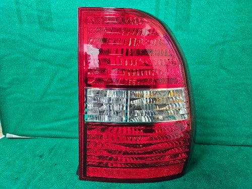 Right rear tail light assembly compatible with Kia Sportage 2006, genuine OEM replacement part 92402 1F002