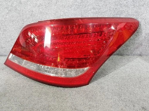 Right rear tail light assembly compatible with Hyundai Centennial 2011, genuine OEM replacement part 924023N000