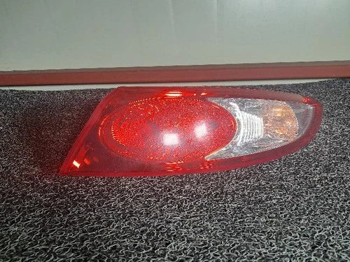 Right rear combination tail light assembly OEM 92402 2B000 compatible with Hyundai Santa Fe 2009