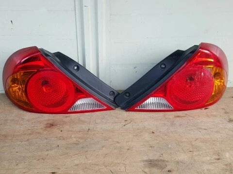 Right rear combination tail light assembly compatible with Kia Spectra 2002, genuine OEM replacement part 0K2N151150A