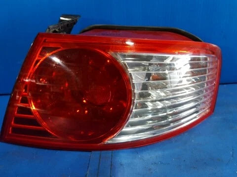 Right rear combination tail light assembly (RH) compatible with Kia Amanti 2003, genuine OEM replacement part 924023F000