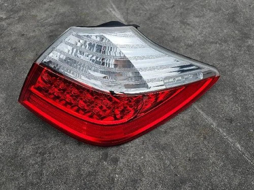 Right rear combination tail light (RH) compatible with Hyundai Genesis 2009, genuine OEM replacement part 92402 3M060