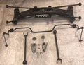 Refacción OEM Usada - Travesaño trasero del subchasis para Toyota Camry 97-01, 2.2L 4 cilindros, con pernos, laterales, OEM