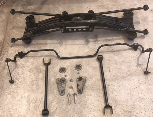 Refacción OEM Usada - Travesaño trasero del subchasis para Toyota Camry 97-01, 2.2L 4 cilindros, con pernos, laterales, OEM