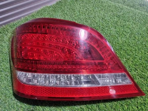 Left rear tail light assembly compatible with Hyundai Equus 2010, genuine OEM replacement part 92401 3N000