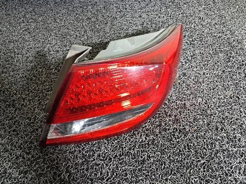 Right rear combination tail light assembly OEM 92402 3L500 compatible with Hyundai Azera 2009