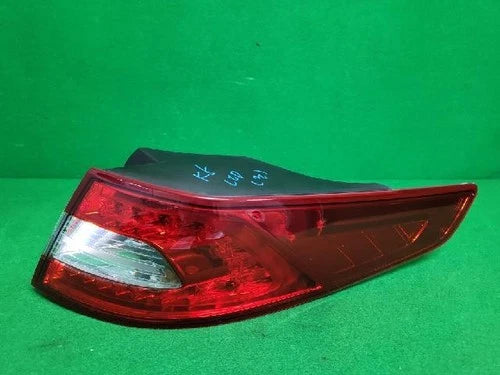 Right rear tail light assembly compatible with Kia K5 2011, genuine OEM replacement part 92402 2T000