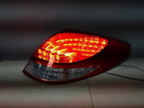 Rear combination tail light (right) compatible with Hyundai Veloster 2012, genuine OEM replacement part 92402 2V110