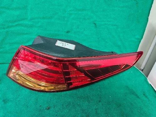 Right rear combination tail light assembly OEM 92402 2T000 compatible with Kia K5 2011