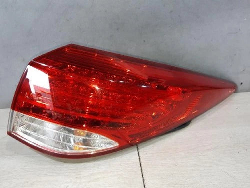 Right outer rear tail light assembly compatible with Hyundai i40 2012, genuine OEM replacement part 924023Z010